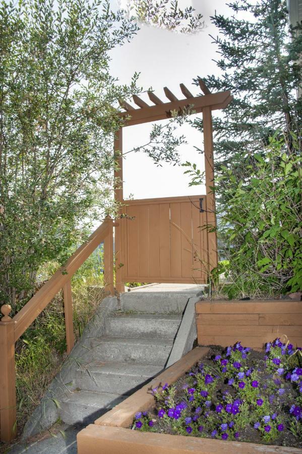 Tiga Bed And Breakfast Yellowknife Exterior photo